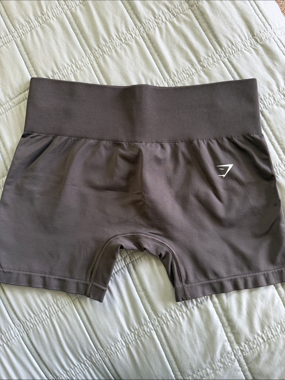 Gymshark charcoal seamless performance top with white care tag